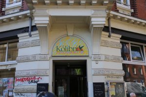 Eingang eines Cafes. Über der Tür hängt ein Schild wo : Köllibri drauf steht