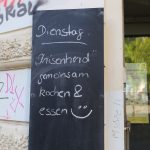Der „Krisenherd“ im Café Kölibri schwarze Tafel, darauf steht:"Dienstag: Krisenherd, gemeinsam kochen und essen"