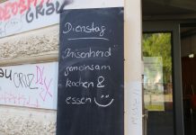 Der „Krisenherd“ im Café Kölibri schwarze Tafel, darauf steht:"Dienstag: Krisenherd, gemeinsam kochen und essen"