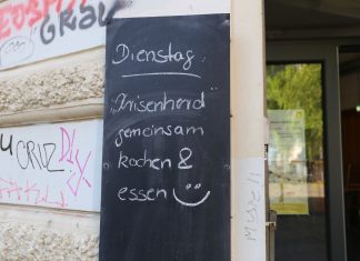 Der „Krisenherd“ im Café Kölibri schwarze Tafel, darauf steht:"Dienstag: Krisenherd, gemeinsam kochen und essen"