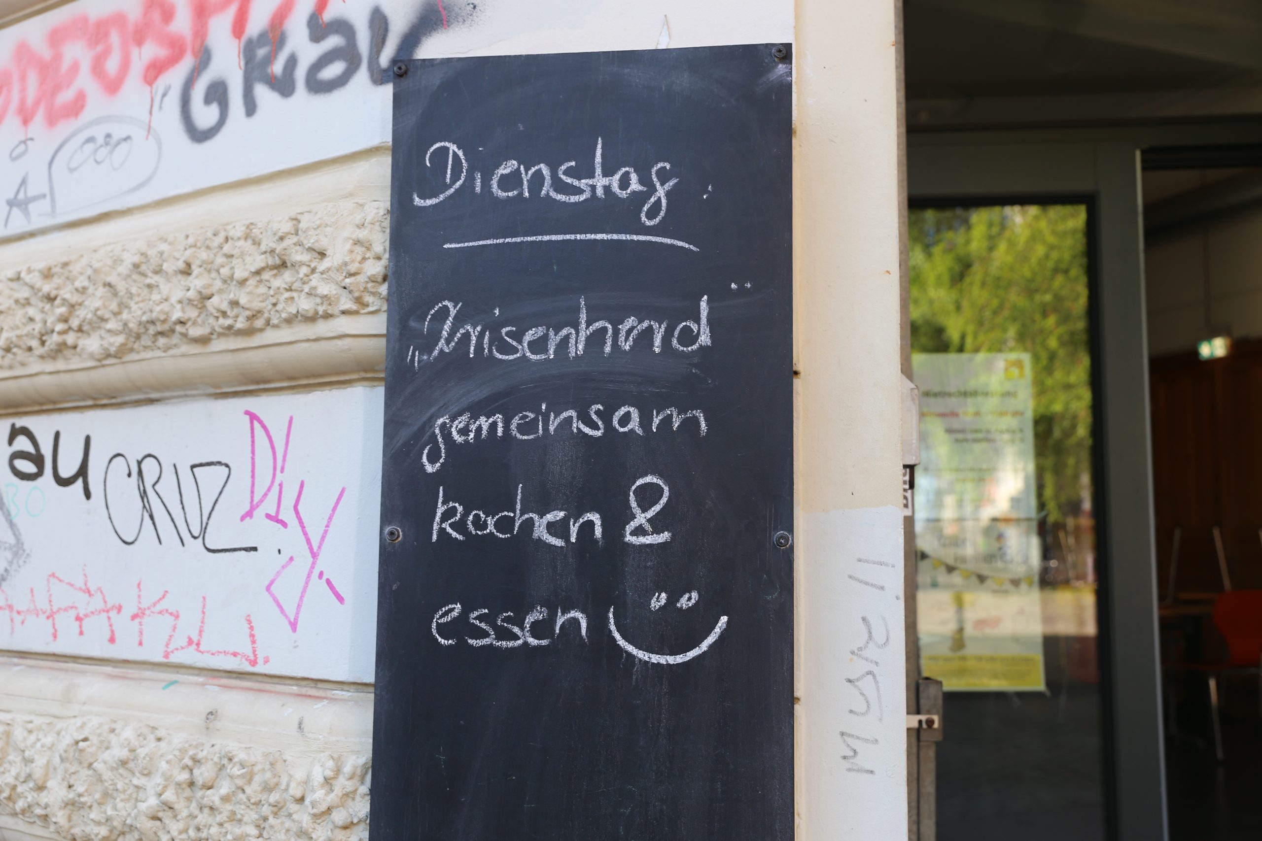 IMG_8815 schwarze Tafel, darauf steht: