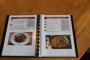 offenes Kochbuch mit zwei Rezepten.