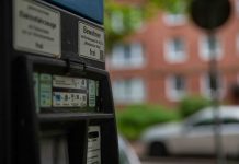 Parken in Hamburg wird deutlich teurer Nahaufnahme eines Parkautomaten bei Tag. Im Hintergrund verschwommen: ein Straßenschild und graue Autos.