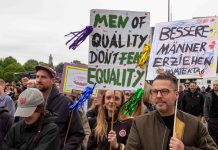 Demo wagen statt Bollerwagen Menschen bei einer Demonstration. Sie haten Schilder mit den Aufschrifften: "Men of quality don't fear equality" und "Bessere Männer erziehen #Vatertag"