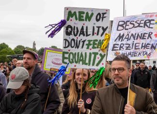 Demo wagen statt Bollerwagen Menschen bei einer Demonstration. Sie haten Schilder mit den Aufschrifften: "Men of quality don't fear equality" und "Bessere Männer erziehen #Vatertag"