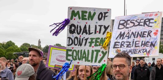 Demo wagen statt Bollerwagen Menschen bei einer Demonstration. Sie haten Schilder mit den Aufschrifften: "Men of quality don't fear equality" und "Bessere Männer erziehen #Vatertag"