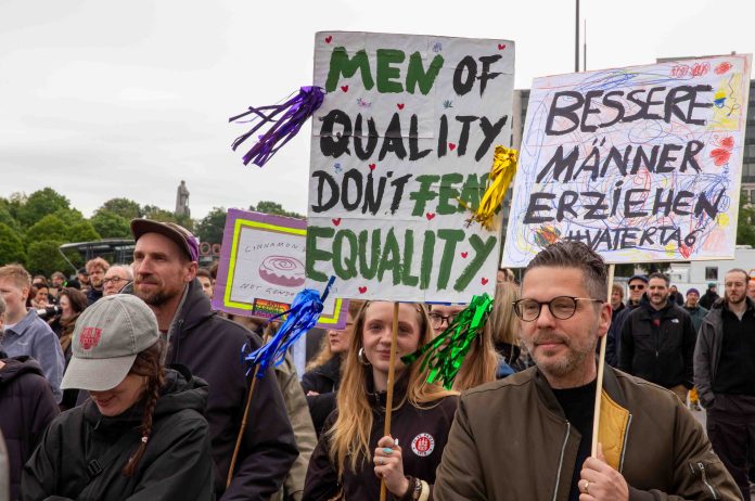 _MG_9844 Menschen bei einer Demonstration. Sie haten Schilder mit den Aufschrifften: