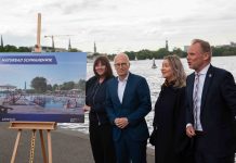 Naturbad in der Außenalster geplant Hamburgs Bürgermeister Dr. Peter Tschentscher, Umweltsenatorin Katharina Fegebank, Sportsenator Andy Grote und Bäderland-Geschäftsführerin Susan Zetzmann stehen an der Außenalster mit einem Bild von einem Entwurf für ein neues Naturbad an der Alster.