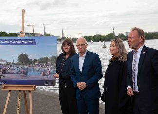 Naturbad in der Außenalster geplant Hamburgs Bürgermeister Dr. Peter Tschentscher, Umweltsenatorin Katharina Fegebank, Sportsenator Andy Grote und Bäderland-Geschäftsführerin Susan Zetzmann stehen an der Außenalster mit einem Bild von einem Entwurf für ein neues Naturbad an der Alster.