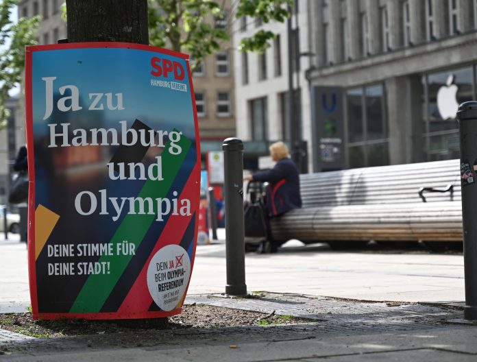 Ein Werbeplakat von der SPD zum Olympia-Referendum hängt in der Hamburger Innenstadt. Zu lesen ist: Ja zu Hamburg und Olympia.