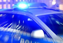 Mehrere Angriffe auf queere Personen Ein Streifenwagen der Polizei steht mit eingeschaltetem Blaulicht auf der Straße. dpa