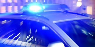 Mehrere Angriffe auf queere Personen Ein Streifenwagen der Polizei steht mit eingeschaltetem Blaulicht auf der Straße. dpa