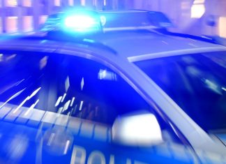 Mehrere Angriffe auf queere Personen Ein Streifenwagen der Polizei steht mit eingeschaltetem Blaulicht auf der Straße. dpa