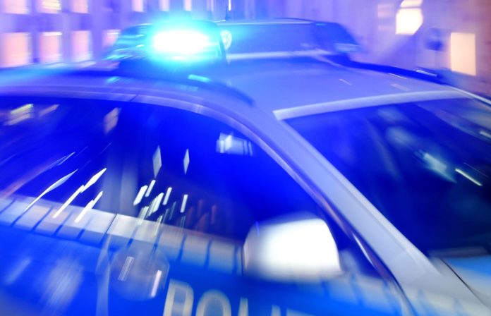 Ein Streifenwagen der Polizei steht mit eingeschaltetem Blaulicht auf der Straße. dpa