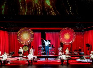 Start des Hamburger Theater Festivals Szenenbild von Sorokins "Der Schneesturm" in der Theaterproduktion von Kirill Serebrennikow.