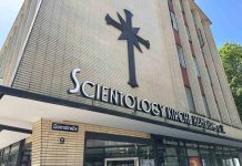 Scientology in Hamburg auf dem Prüfstand Das Scientology Gebäude in Hamburg an der Domstraße. Der Schriftzug über der Tür zeigt "Scientology Kirche Hamburg e.V."