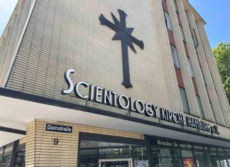 Scientology in Hamburg auf dem Prüfstand Das Scientology Gebäude in Hamburg an der Domstraße. Der Schriftzug über der Tür zeigt "Scientology Kirche Hamburg e.V."