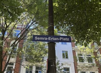 Gedenkfeier für Semra Ertan Das Bild zeig ein Schild am inoffiziellen Semra-Ertan-Platz auf St. Pauli.