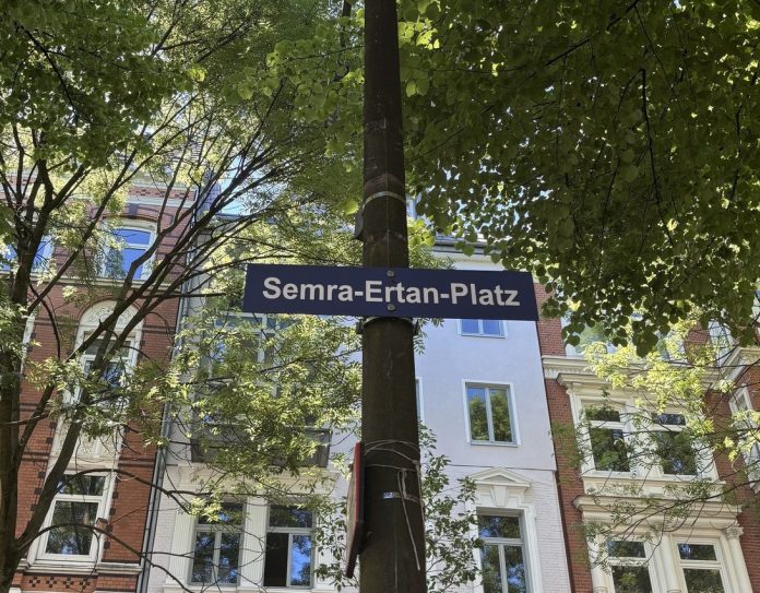 Das Bild zeig ein Schild am inoffiziellen Semra-Ertan-Platz auf St. Pauli.