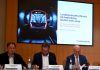 Eine U-Bahn mehr, ein Hochbahn-Chef weniger Von links nach rechts sitzen KLaus Uphoff, Dr. Anjes Tjarks und Dr. Peter Tschentscher auf einem podium hinter einem Tisch. Im Hintergrund ist eine Präentation über die U5-Verlängerung nach Osdorf und Lurup.