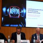Eine U-Bahn mehr, ein Hochbahn-Chef weniger Von links nach rechts sitzen KLaus Uphoff, Dr. Anjes Tjarks und Dr. Peter Tschentscher auf einem podium hinter einem Tisch. Im Hintergrund ist eine Präentation über die U5-Verlängerung nach Osdorf und Lurup.