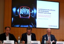Eine U-Bahn mehr, ein Hochbahn-Chef weniger Von links nach rechts sitzen KLaus Uphoff, Dr. Anjes Tjarks und Dr. Peter Tschentscher auf einem podium hinter einem Tisch. Im Hintergrund ist eine Präentation über die U5-Verlängerung nach Osdorf und Lurup.