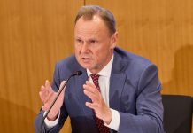 Verfassungsschutzbericht: Mehr Rechtsextremisten in Hamburg Andy Grote gestikuliert mit seinen Händen. Er trägt einen blauen Anzug, ein weißes Hemd und eine rote Krawatte. Sein Blick ist ernst.