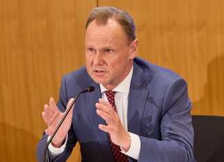 Verfassungsschutzbericht: Mehr Rechtsextremisten in Hamburg Andy Grote gestikuliert mit seinen Händen. Er trägt einen blauen Anzug, ein weißes Hemd und eine rote Krawatte. Sein Blick ist ernst.