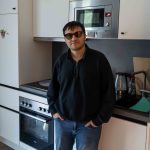 Die letzte Hölle des Mietmarkts Yassir Hassan (36) vor seiner Küche. Er wohnt auf Zeit bei Urban Base.
