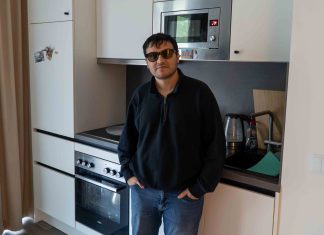 Die letzte Hölle des Mietmarkts Yassir Hassan (36) vor seiner Küche. Er wohnt auf Zeit bei Urban Base.