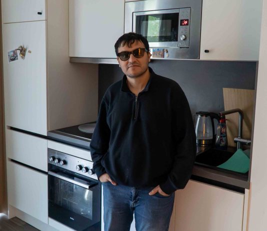Die letzte Hölle des Mietmarkts Yassir Hassan (36) vor seiner Küche. Er wohnt auf Zeit bei Urban Base.