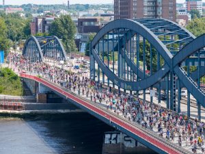 Hunderte Fahrradfahrer*innen fahren über eine Brücke in Hamburg.