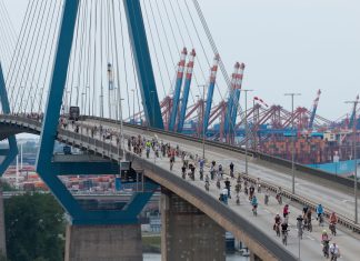 Sternfahrt 2026: Hamburg demonstriert auf dem Rad Viele Menschen fahren im Zuge der Sternfahrt 2025 mit dem Fahrrad über die Köhlbrandbrücke.
