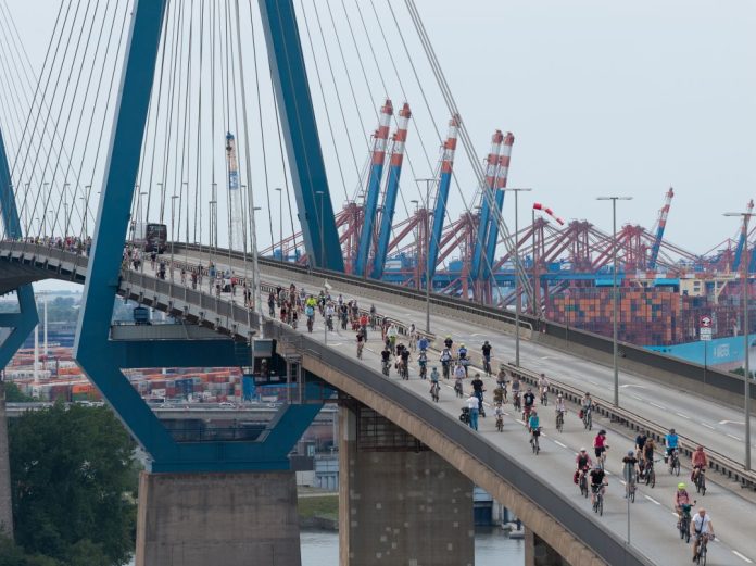 Sternfahrt 2025 Viele Menschen fahren im Zuge der Sternfahrt 2025 mit dem Fahrrad über die Köhlbrandbrücke.