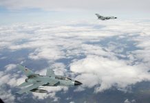Kampfjet-Übung: Es ist laut über Hamburg Zwei Tornado-Kampfflugzeuge in der Luft über den Wolken, am 31.03.2010.