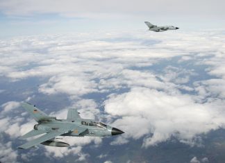 Kampfjet-Übung: Es ist laut über Hamburg Zwei Tornado-Kampfflugzeuge in der Luft über den Wolken, am 31.03.2010.