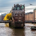 Wann kommt die nächste Hitze? Die Hamburger Speicherstadt unter bewölktem Himmel.