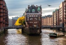 Wann kommt die nächste Hitze? Die Hamburger Speicherstadt unter bewölktem Himmel.