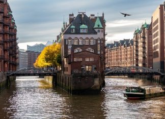 Wann kommt die nächste Hitze? Die Hamburger Speicherstadt unter bewölktem Himmel.