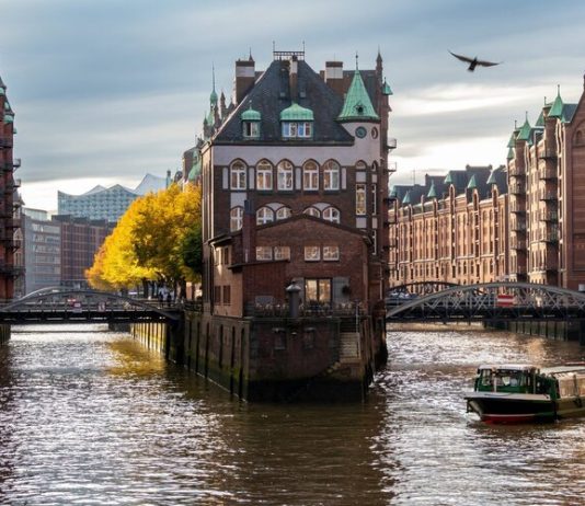 Wann kommt die nächste Hitze? Die Hamburger Speicherstadt unter bewölktem Himmel.