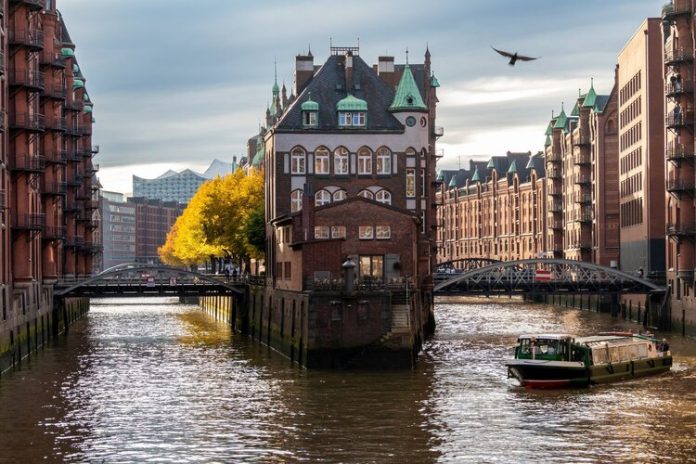 Die Hamburger Speicherstadt unter bewölktem Himmel.