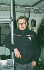 Mit Blitz. Dominic Bauer (erster Vorsitzender von dem Verein Hamburger Unterwelten) steht in einem Bunker.