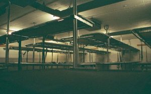 Schlafpritschen in einem Bunker.