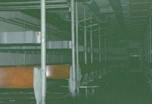Wo finden wir Schutz im Ernstfall? Reihen von Sitzbänken in einem dunklen Luftschutzraum.
