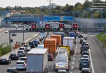 A7-Sperrung am Wochenende: Elbtunnel nicht befahrbar Autos stehen im Stau auf der Autobahn.