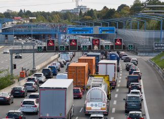A7-Sperrung am Wochenende: Elbtunnel nicht befahrbar Autos stehen im Stau auf der Autobahn.