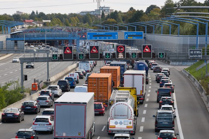 Autos stehen im Stau auf der Autobahn.