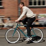 Stadtradeln Hamburg startet Das Bild zeigt einen Mann der auf einem hellblauem Fahrrad fährt. Er ist scharf zu erkennen, der Hintergrund ist unscharf.