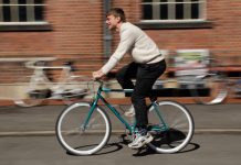 Stadtradeln Hamburg startet Das Bild zeigt einen Mann der auf einem hellblauem Fahrrad fährt. Er ist scharf zu erkennen, der Hintergrund ist unscharf.