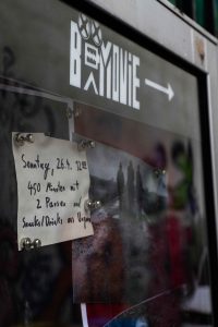 Ein silbernes Schaufenster mit Filmplakaten und Programmhinweisen des B-Movies.